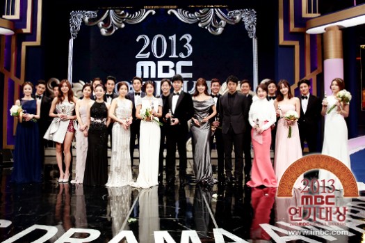 look.. SeungWon couple is in the middle. hehe